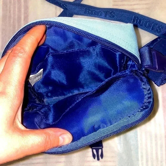 🌺Roots 🌺 Athletic blue Color Crossbody bag with many many pockets inside 🌺 - Picture 4 of 9